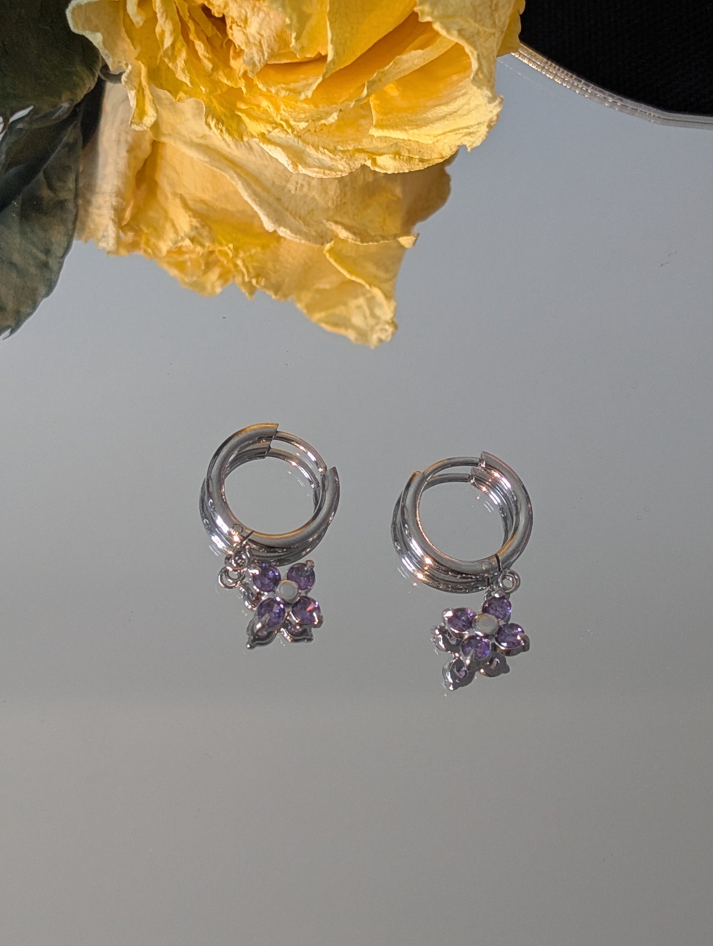 Four-petal flower hoop