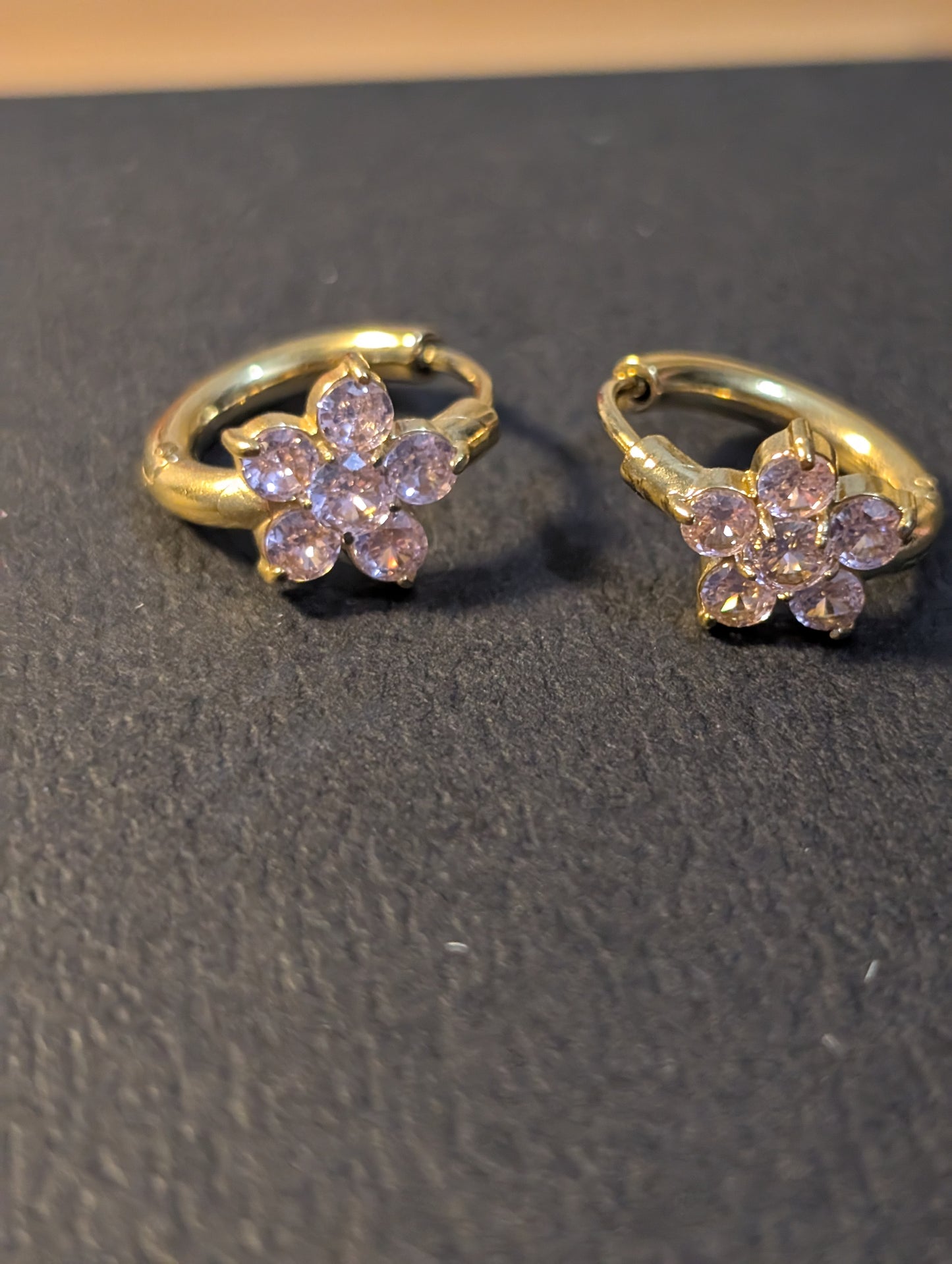 Flower Stainless steel plated with 18k Gold Hoop 💓