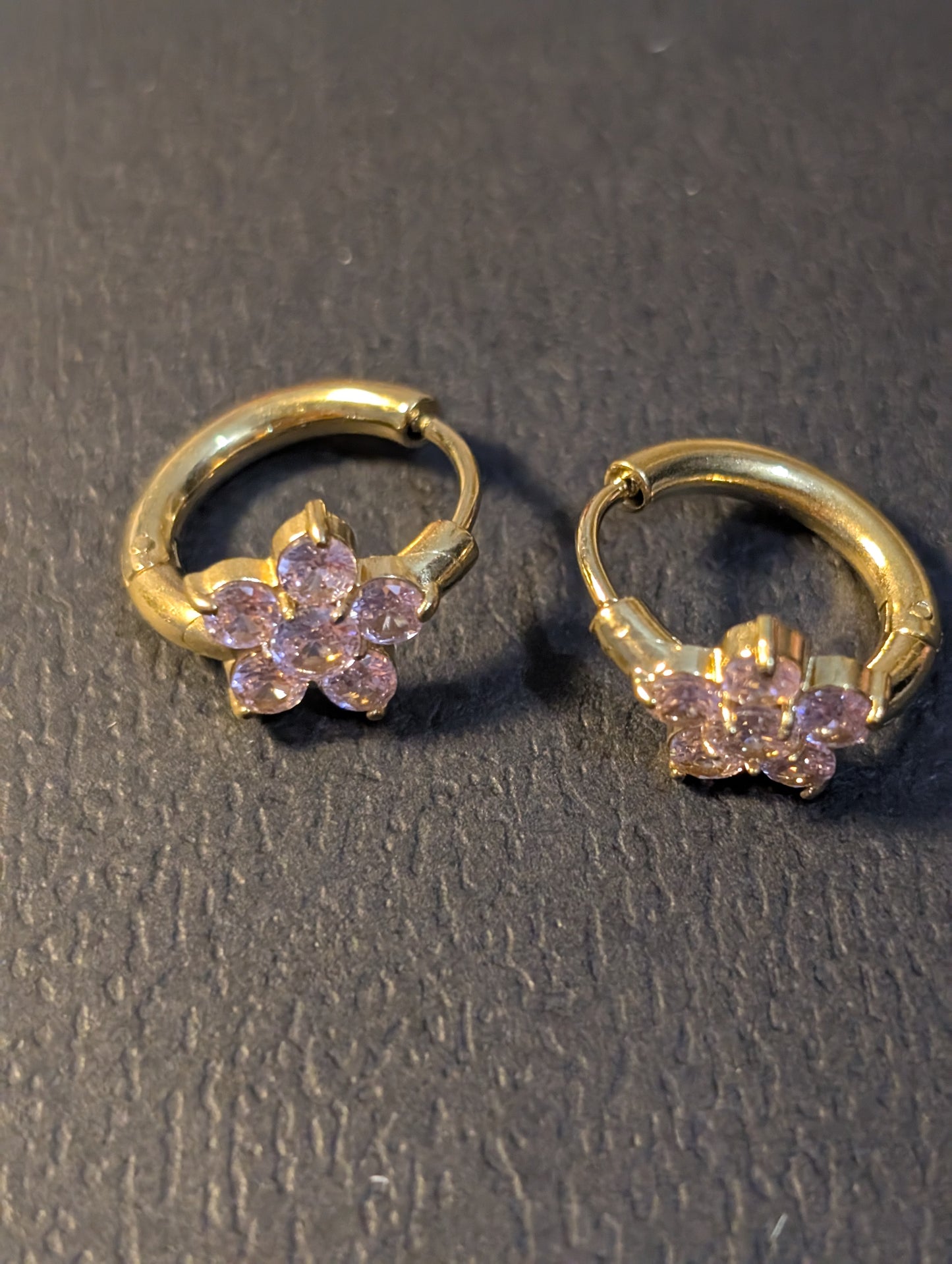 Flower Stainless steel plated with 18k Gold Hoop 💓
