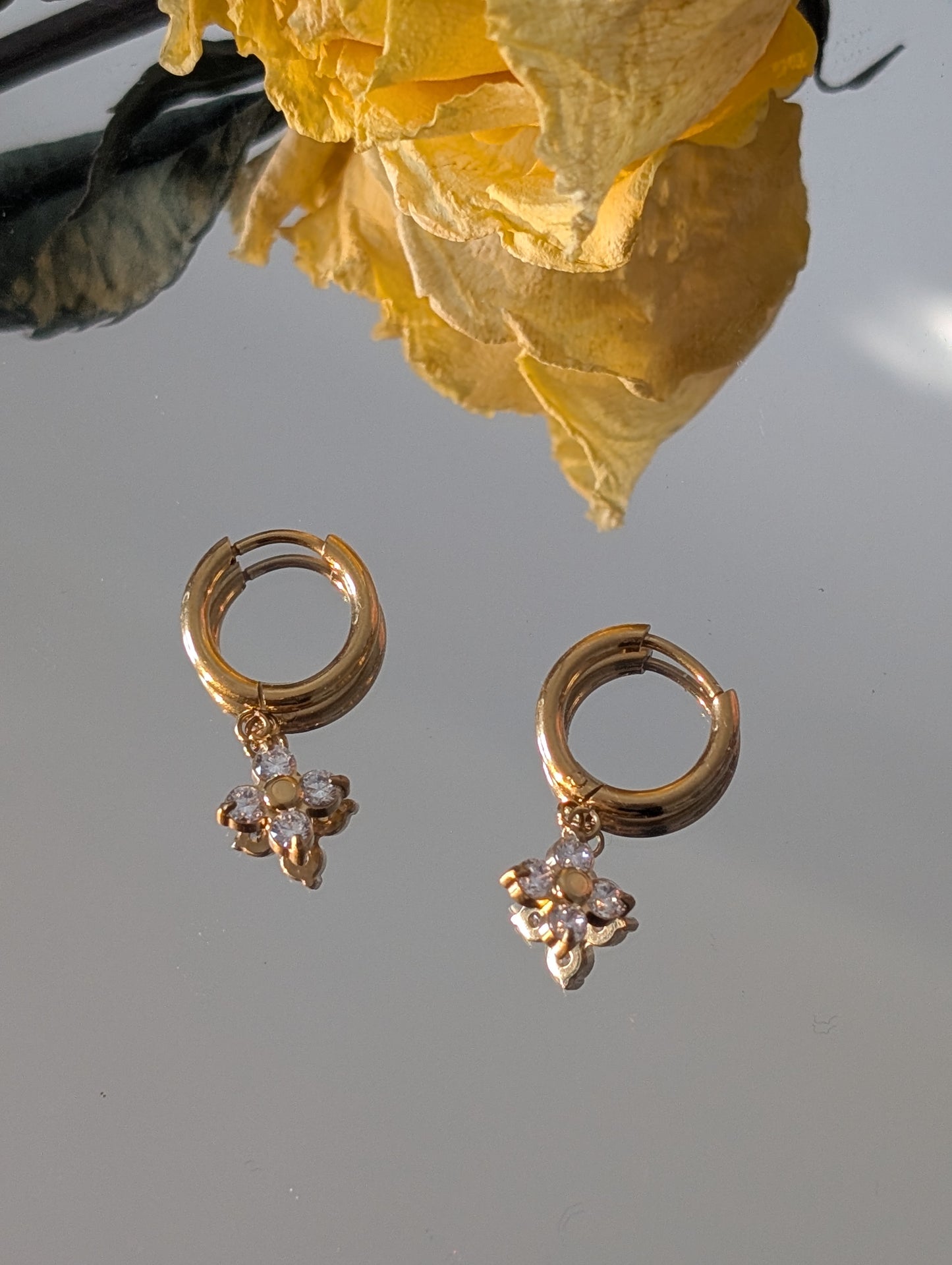 Four-petal flower hoop