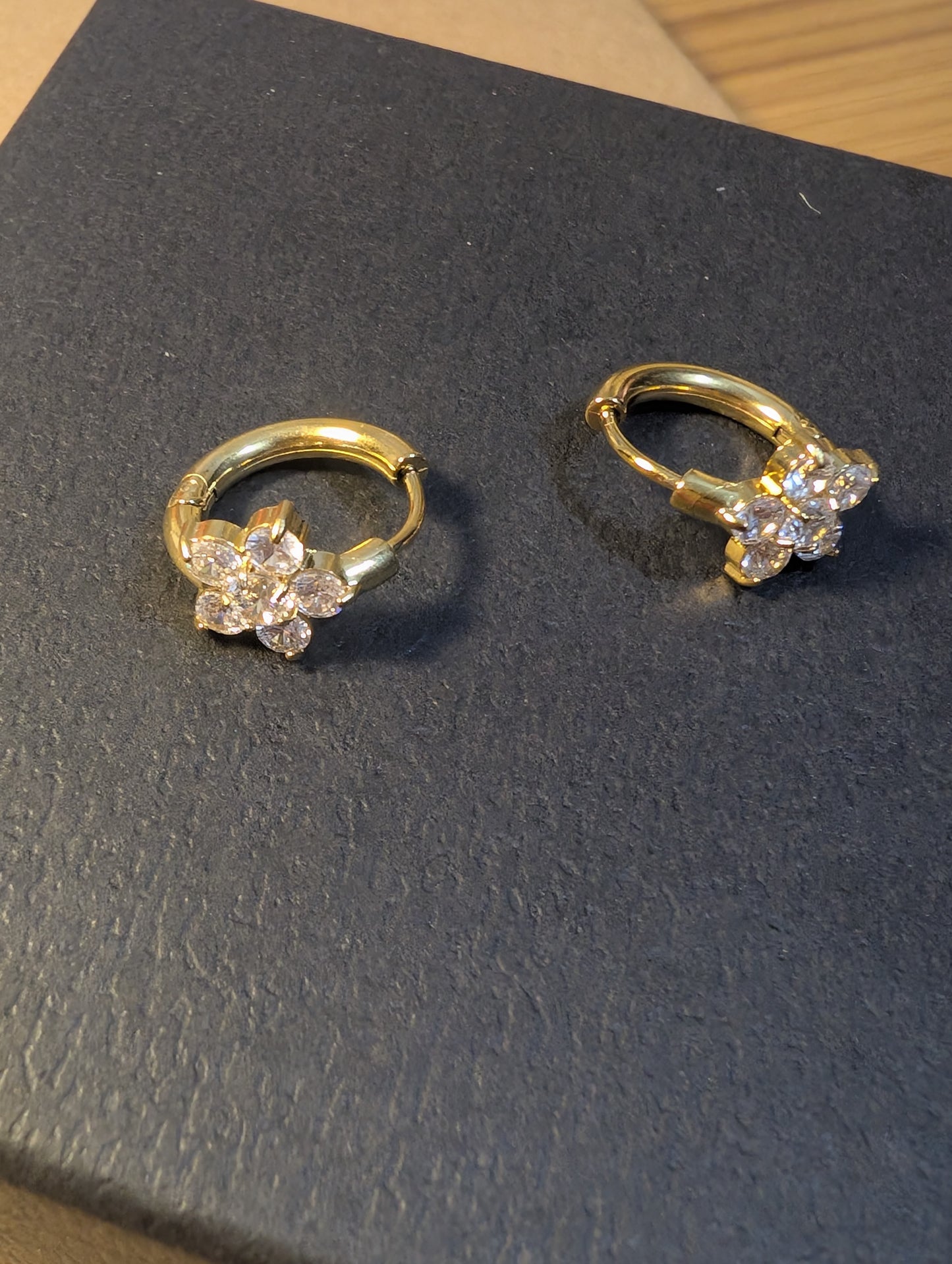 Flower Stainless steel plated with 18k Gold Hoop 💓