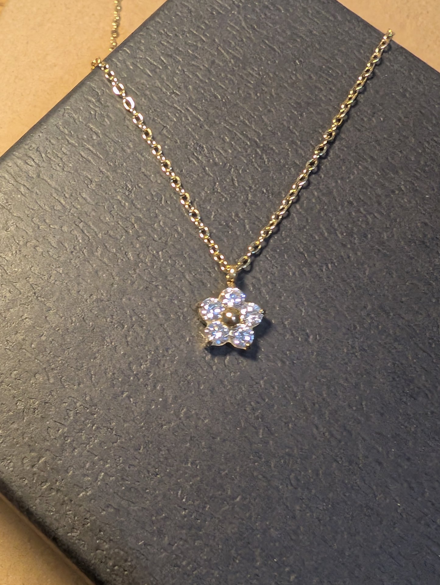 Flower 💜🤍🩷 Stainless steel plated with 18k Gold Necklace