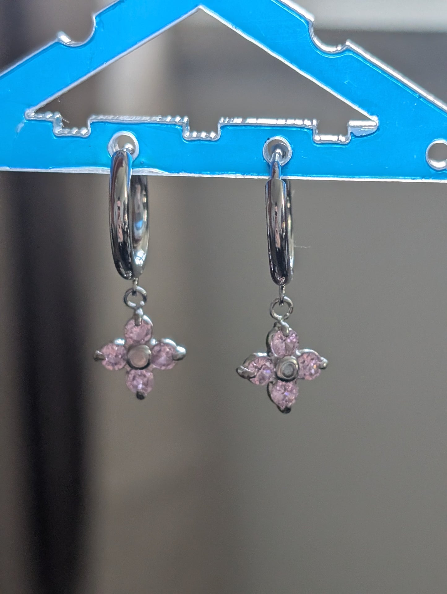 Four-petal flower hoop