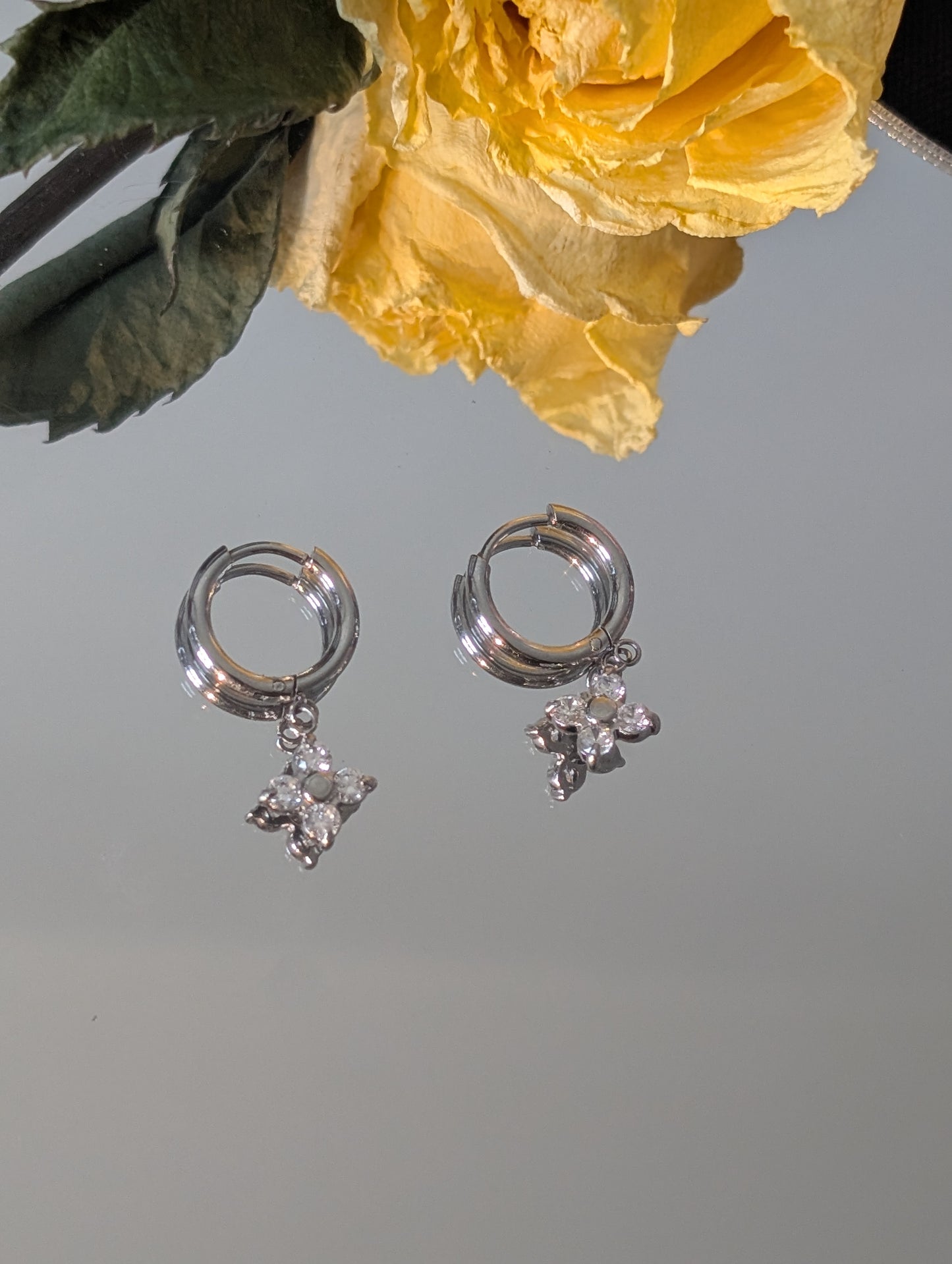 Four-petal flower hoop