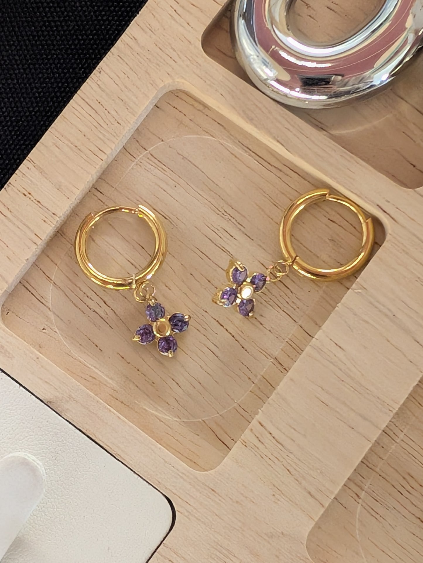 Four-petal flower hoop