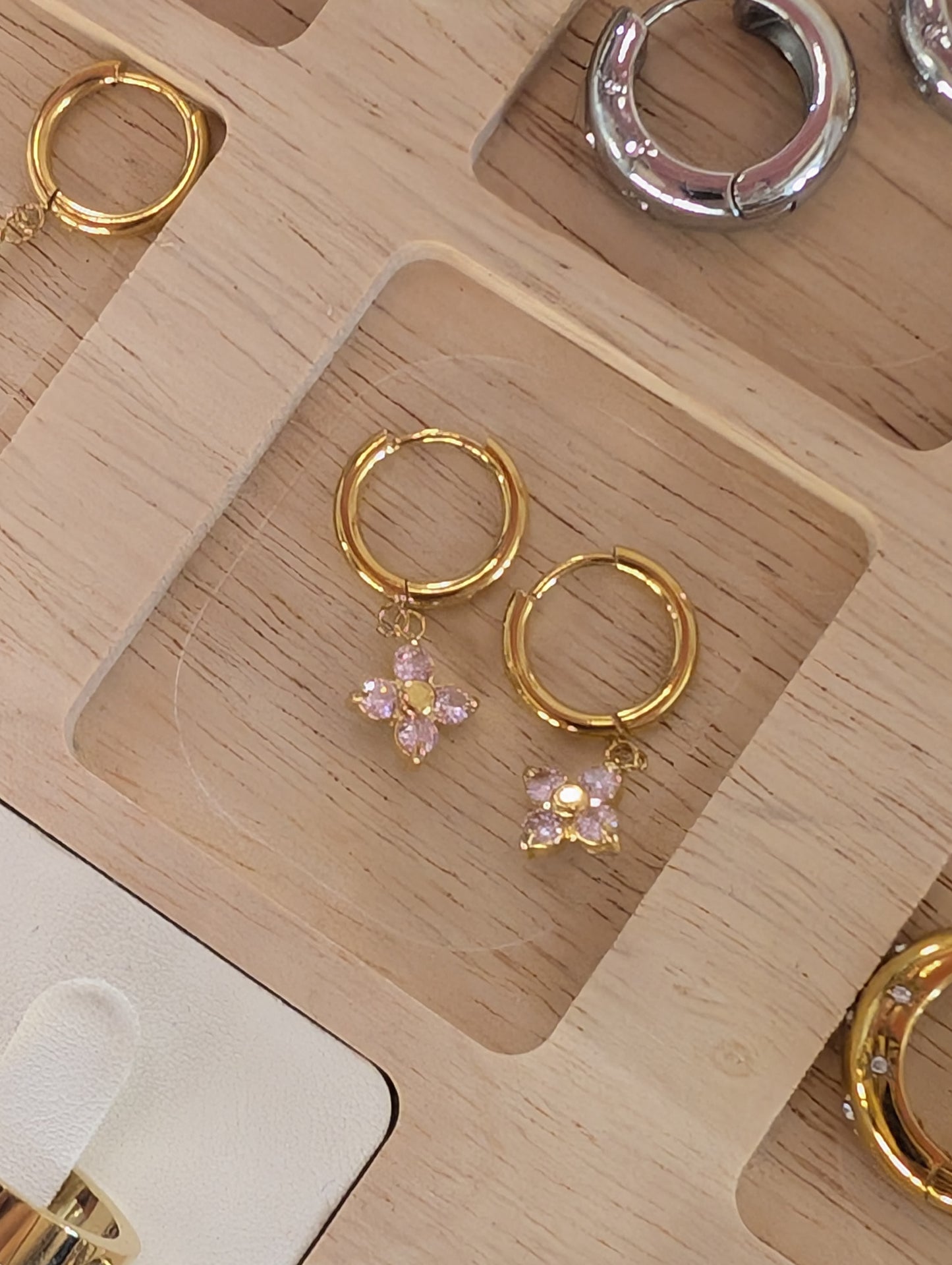 Four-petal flower hoop