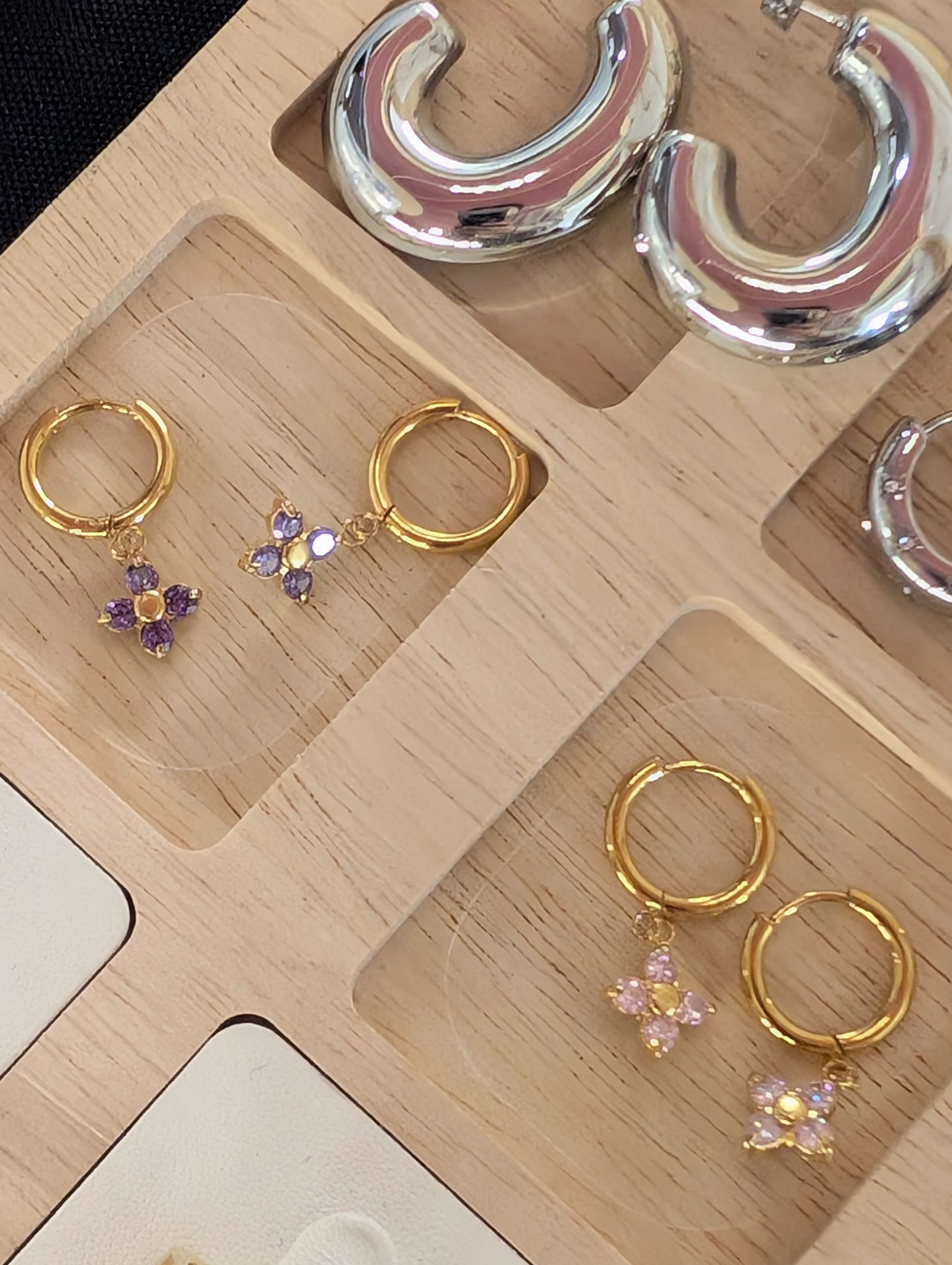 Four-petal flower hoop
